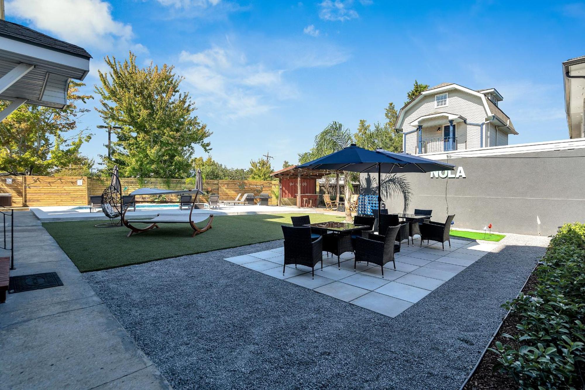 Sleeps 24-spacious Near Fq W Pool *