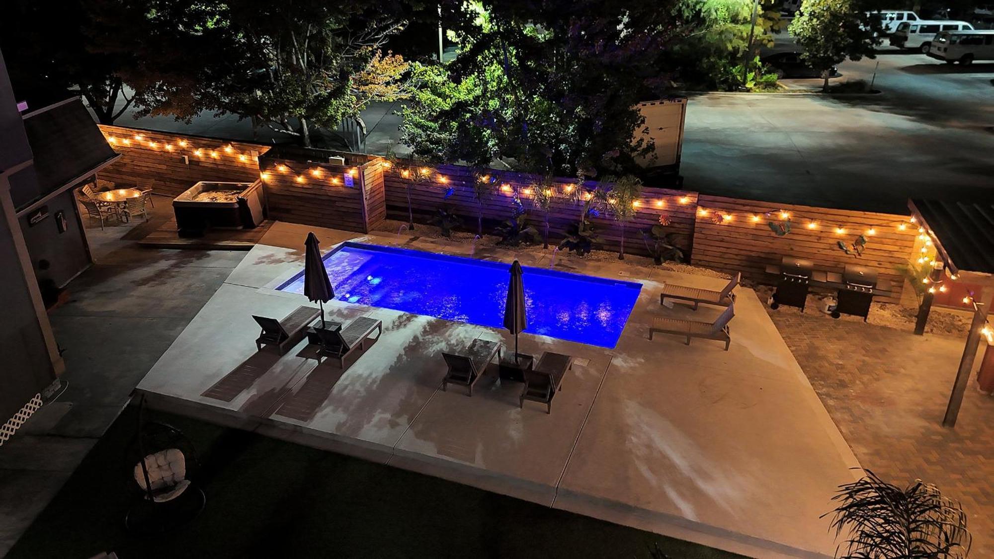 Sleeps 24-spacious Near Fq W Pool *