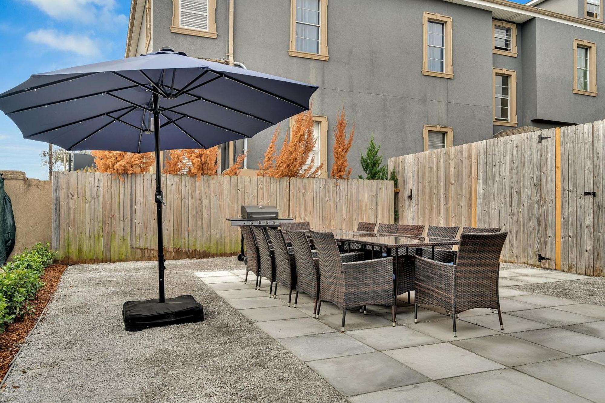 Sleeps 24-spacious Near Fq W Pool Hotel