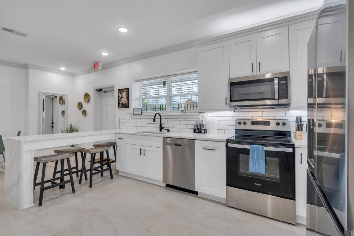 Hotel Sleeps 24-spacious Near Fq W Pool *