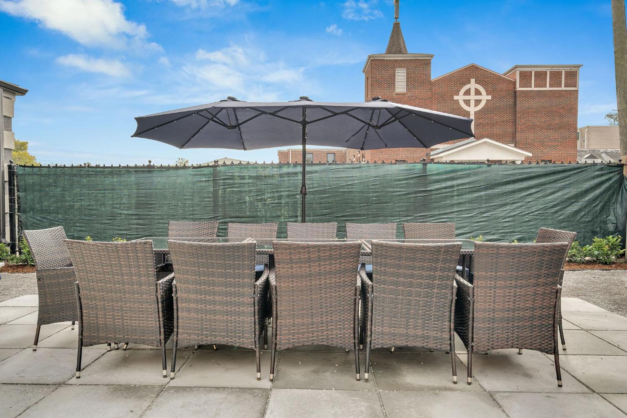 Sleeps 24-spacious Near Fq W Pool *