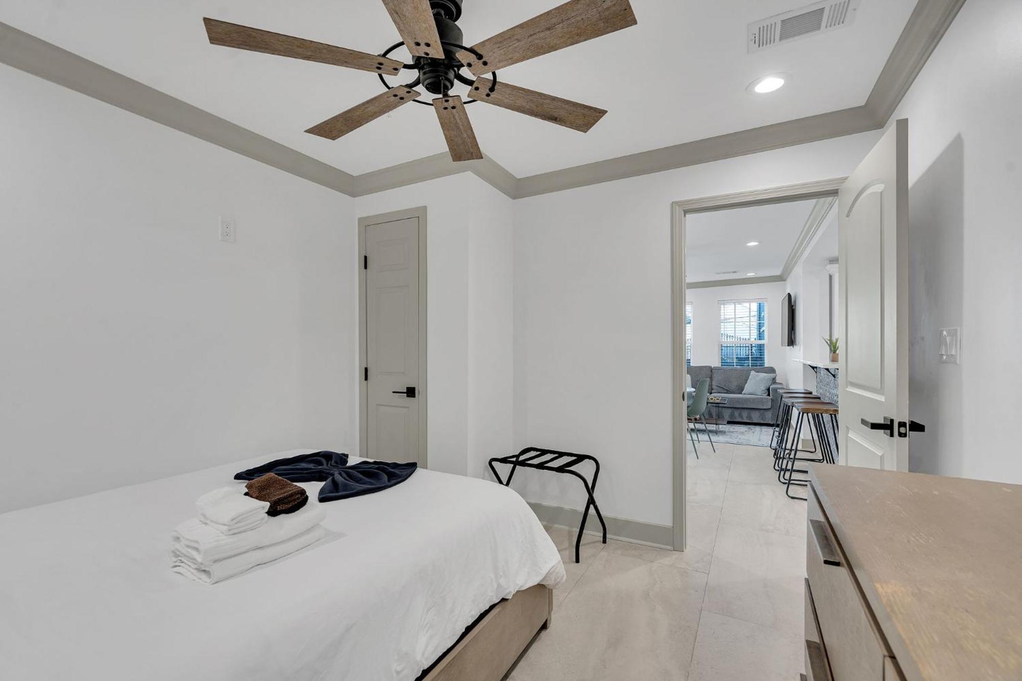 Sleeps 24-spacious Near Fq W Pool Hotel *