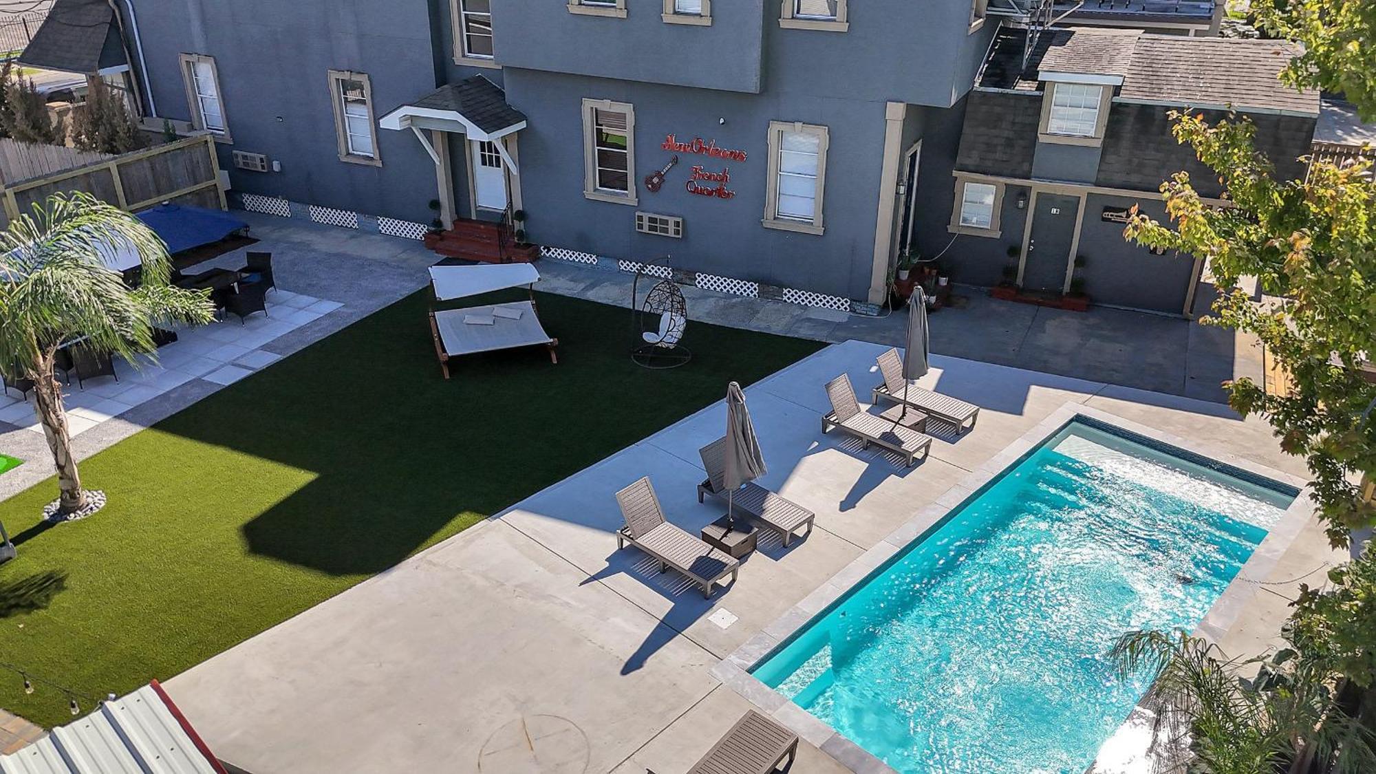 Hotel Sleeps 24-spacious Near Fq W Pool