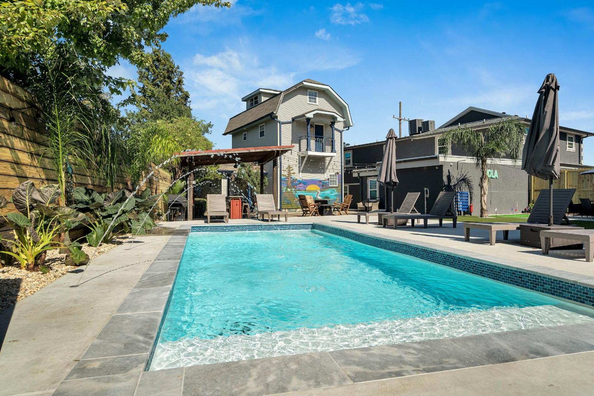 Sleeps 24-spacious Near Fq W Pool *
