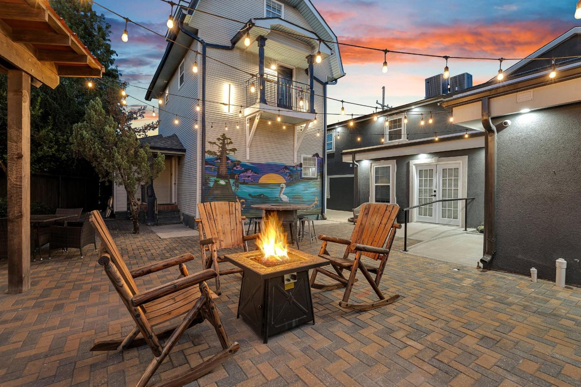 Sleeps 24-spacious Near Fq W Pool