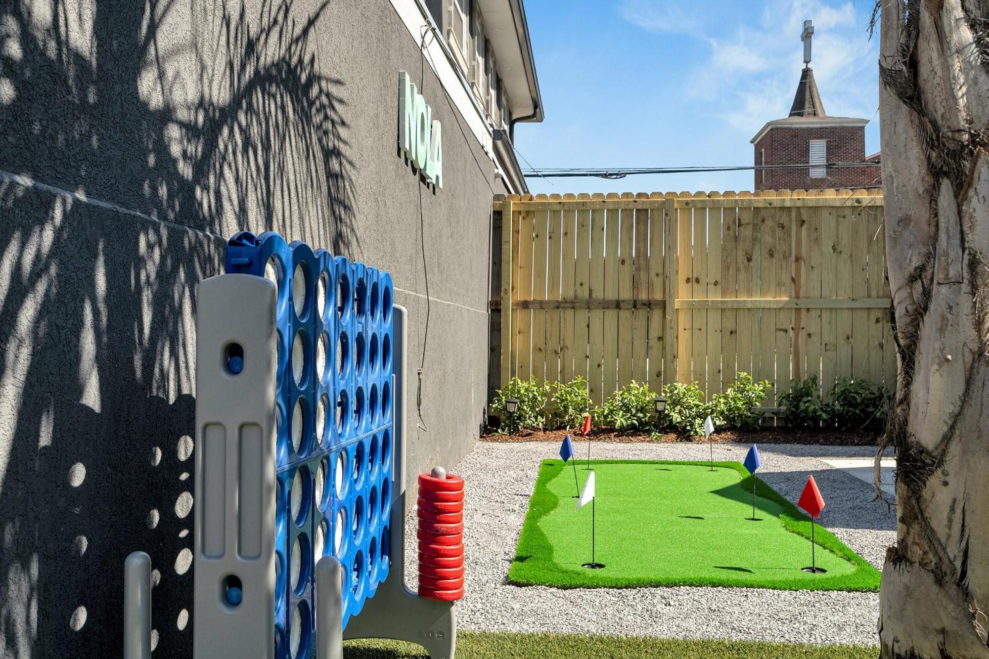 Sleeps 24-spacious Near Fq W Pool