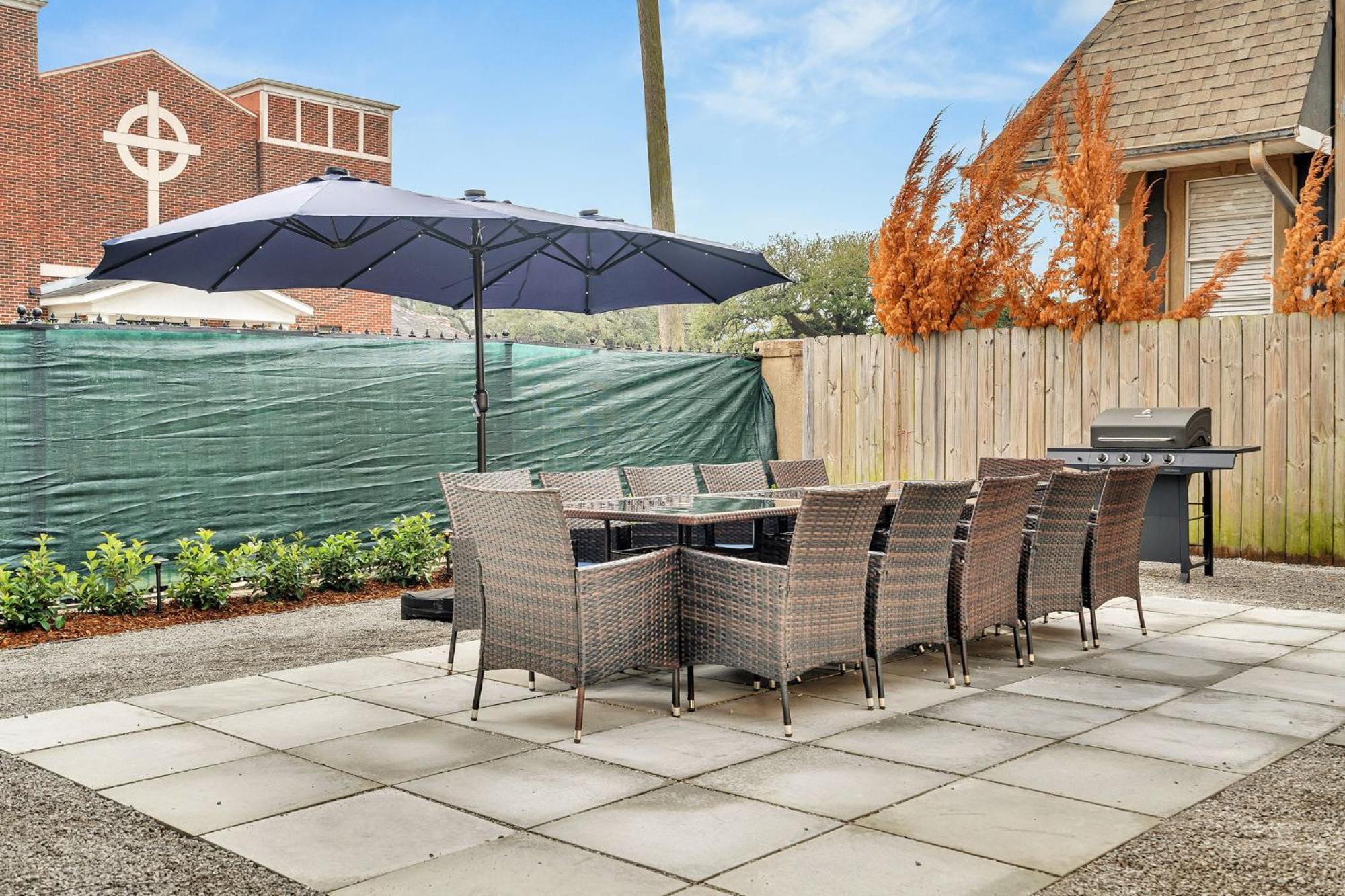 Sleeps 24-spacious Near Fq W Pool